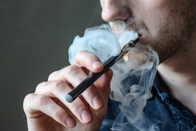 man vaping 1